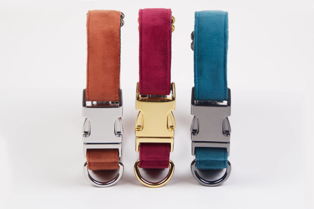 Materialen en details van een handgemaakte halsband