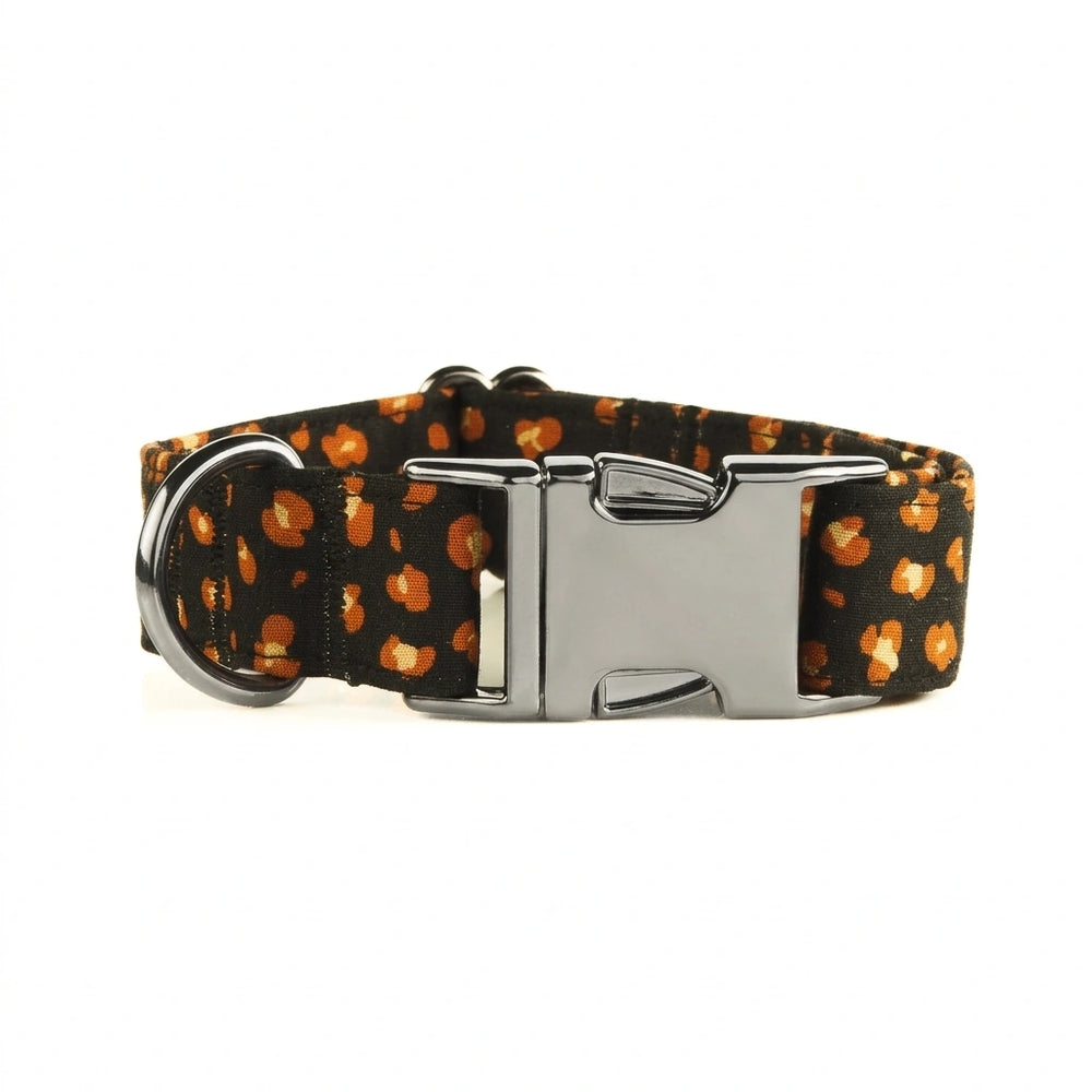 Awesome Paws Hondenhalsband - Oranje Bloemetjes Gespikkeld Zwart
