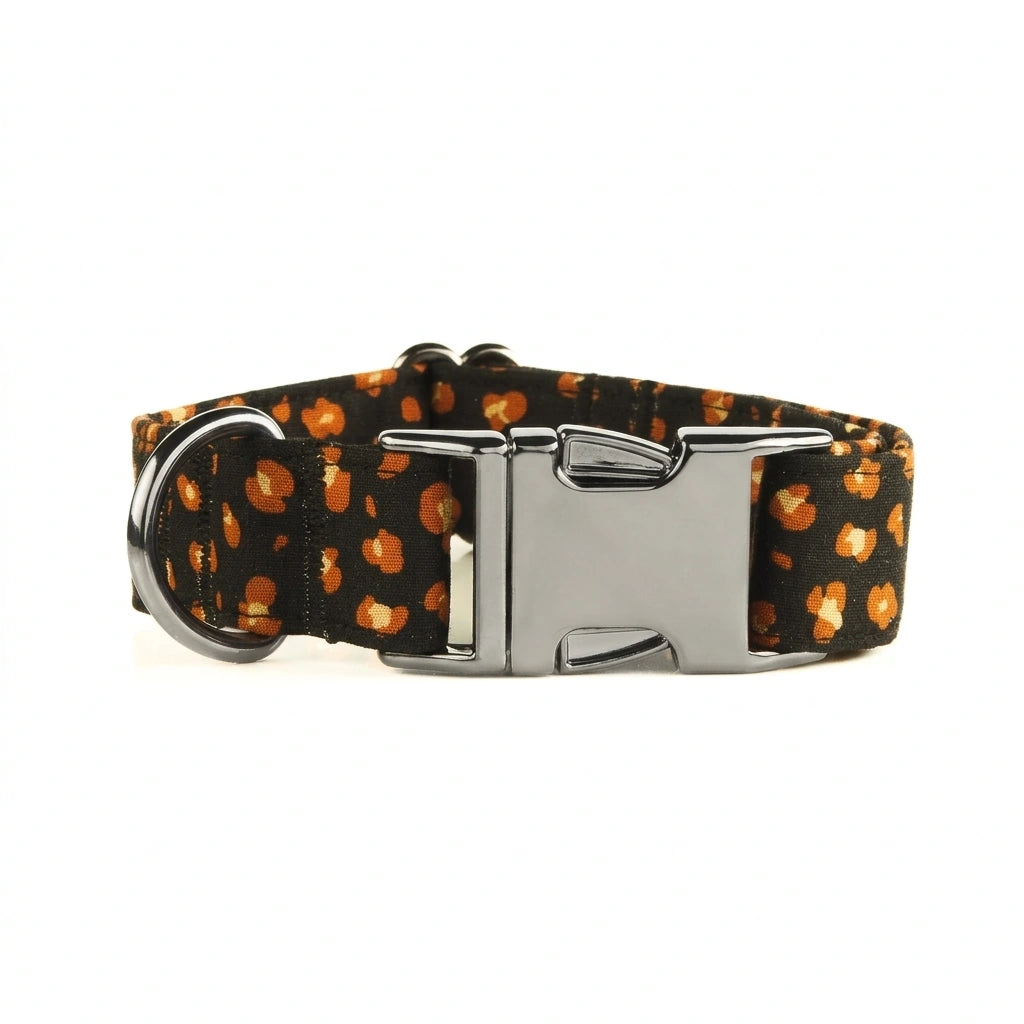 Awesome Paws Hondenhalsband - Oranje Bloemetjes Gespikkeld Zwart